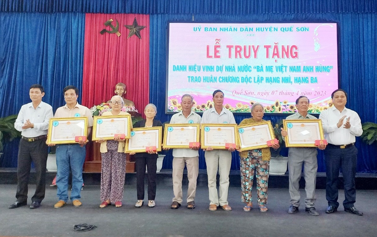 Trao tặng Huân chương Độc lập các hạng cho 7 gia đình ở huyện Quế Sơn. Ảnh: Duy Thái