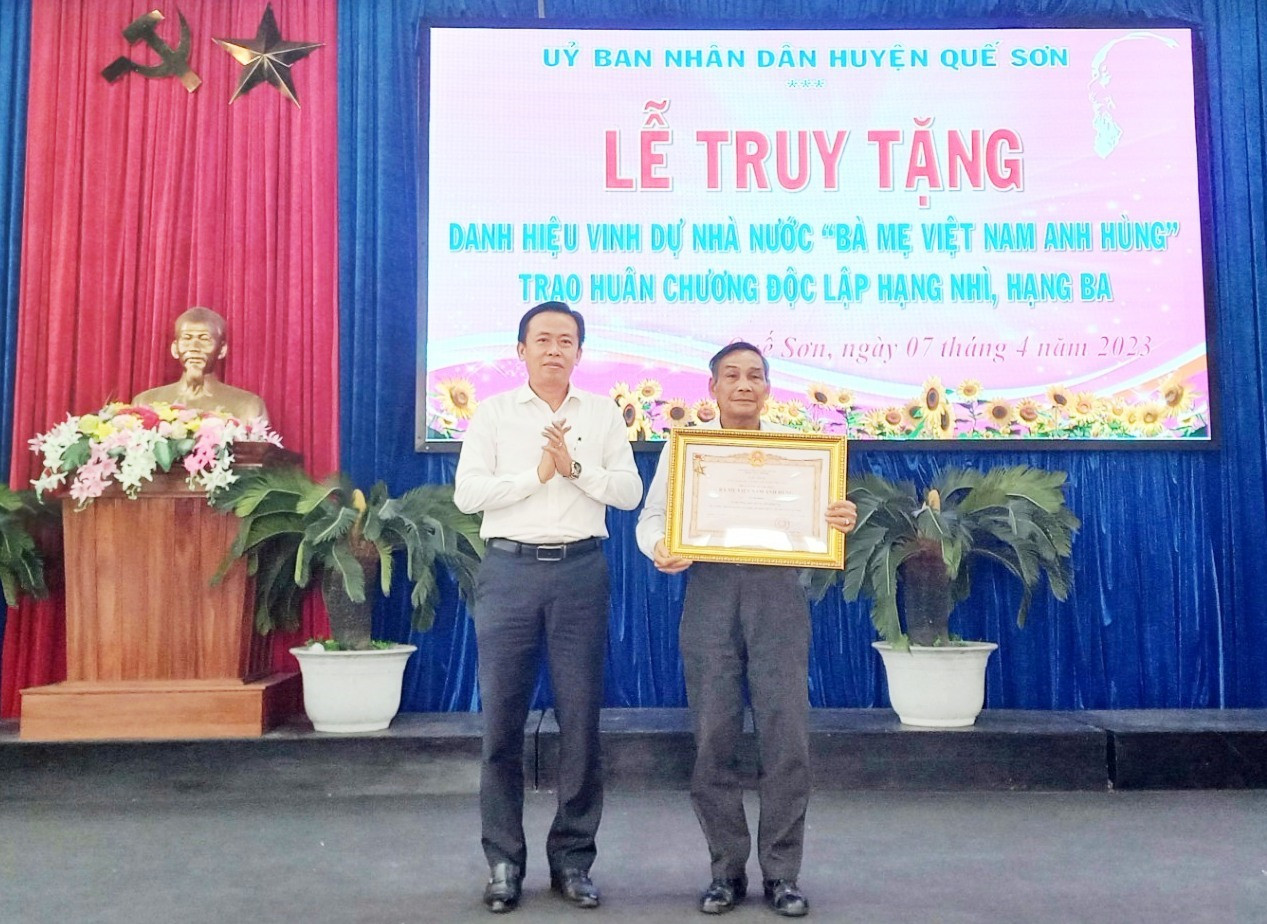 Trao tặng danh hiệu vinh dự Nhà nước Bà mẹ Việt Nam anh hùng cho thân nhân bà Võ Thị Bông. Ảnh: DUY THÁI
