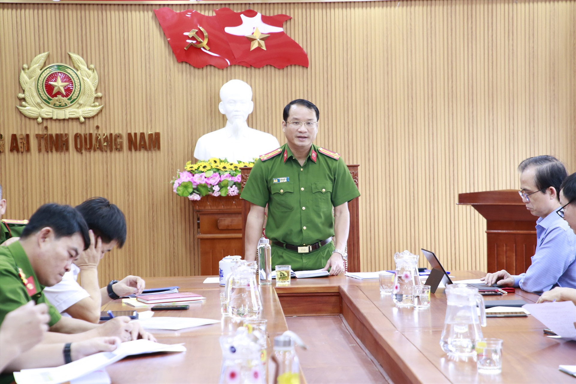 Thượng tá Hồ Song Ân ghi nhận những đề xuất, kiến nghị của các đơn vị tham gia thực hiện Đề án 06. Ảnh: T.C