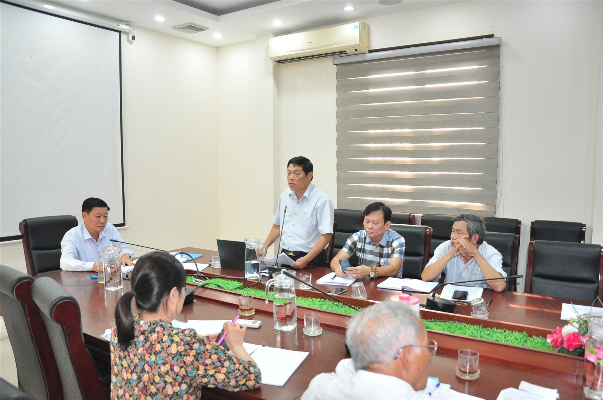 cho a xin thêm tấm hình. “Ông Nguyễn Văn Mau - Phó Bí thư Thường trực Huyện ủy Núi Thành phát biểu tại buổi làm việc”