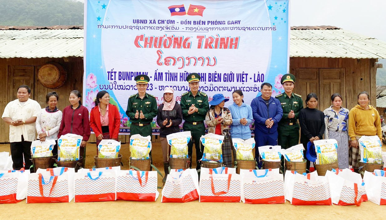Ban chỉ huy Đồn biên phòng Ga Ry tặng nhiều phần quà nhân dân Lào nhân dịp tết Bunpimay. Ảnh: B.P