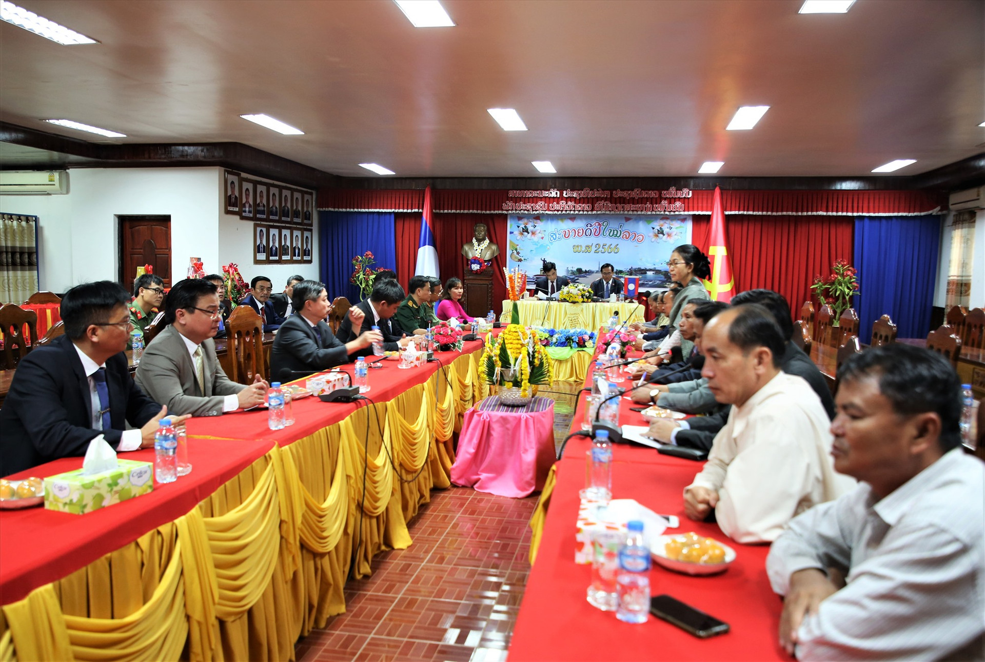 Đại biểu hai tỉnh Quảng Nam - Sê Kông tham dự buổi thăm, chúc Tết cổ truyền Bunpimay. Ảnh: A.N