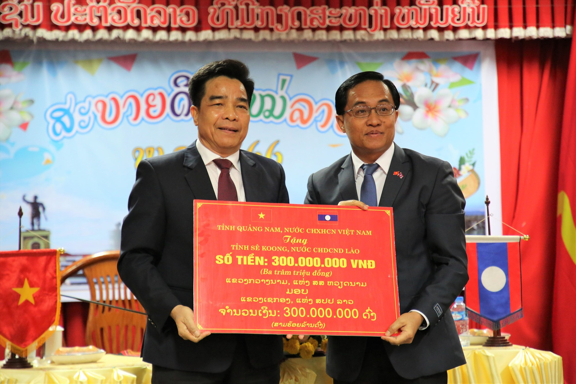 Thay mặt lãnh đạo tỉnh, đồng chí Lê Văn Dũng tặng biểu trưng 300 triệu đồng hỗ trợ cán bộ, nhân viên khó khăn tỉnh Sê Kông đón Tết. Ảnh: A.N