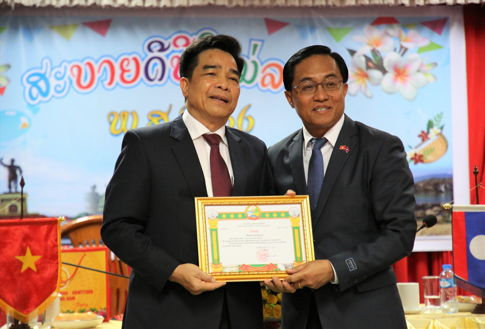 Bí thư, Tỉnh trưởng Sê Kông trao giấy khen ghi nhận tấm lòng của Đảng bộ, chính quyền tỉnh Quảng Nam. Ảnh: A.N