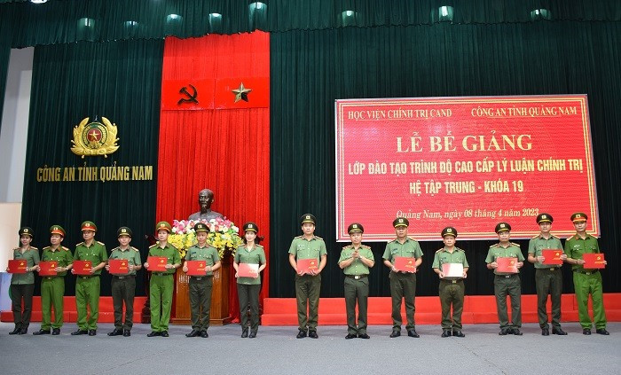 Đồng chí Trung tướng, PGS.TS Phan Xuân Tuy –Giám đốc Học viện chính trị Công an nhân dân trao Bằng tốt nghiệp cao cấp lý luận chính trị cho các học viên.