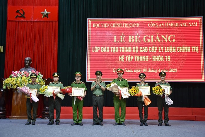 Thượng tá Nguyễn Văn Tuấn – Phó Giám đốc Học viện Chính trị CAND (Bộ Công an) tặng giấy khen cho các cá nhân có thành tích xuất sắc trong học tập và công tác quản lý lớp học