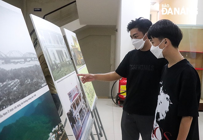 Người dân, du khách cùng tham quan, thưởng lãm 20 bức ảnh các công trình kiến trúc Pháp tại Đà Nẵng theo hình thức trưng bày “trước đây - bây giờ” (then - now).