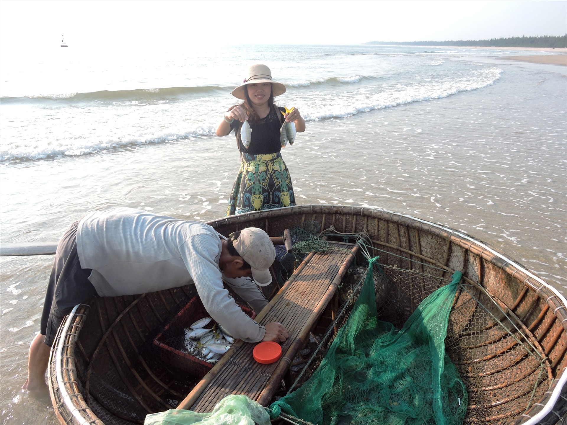 Những thúng cá ngân chỉ vàng còn tươi rói chuyển vào bờ.