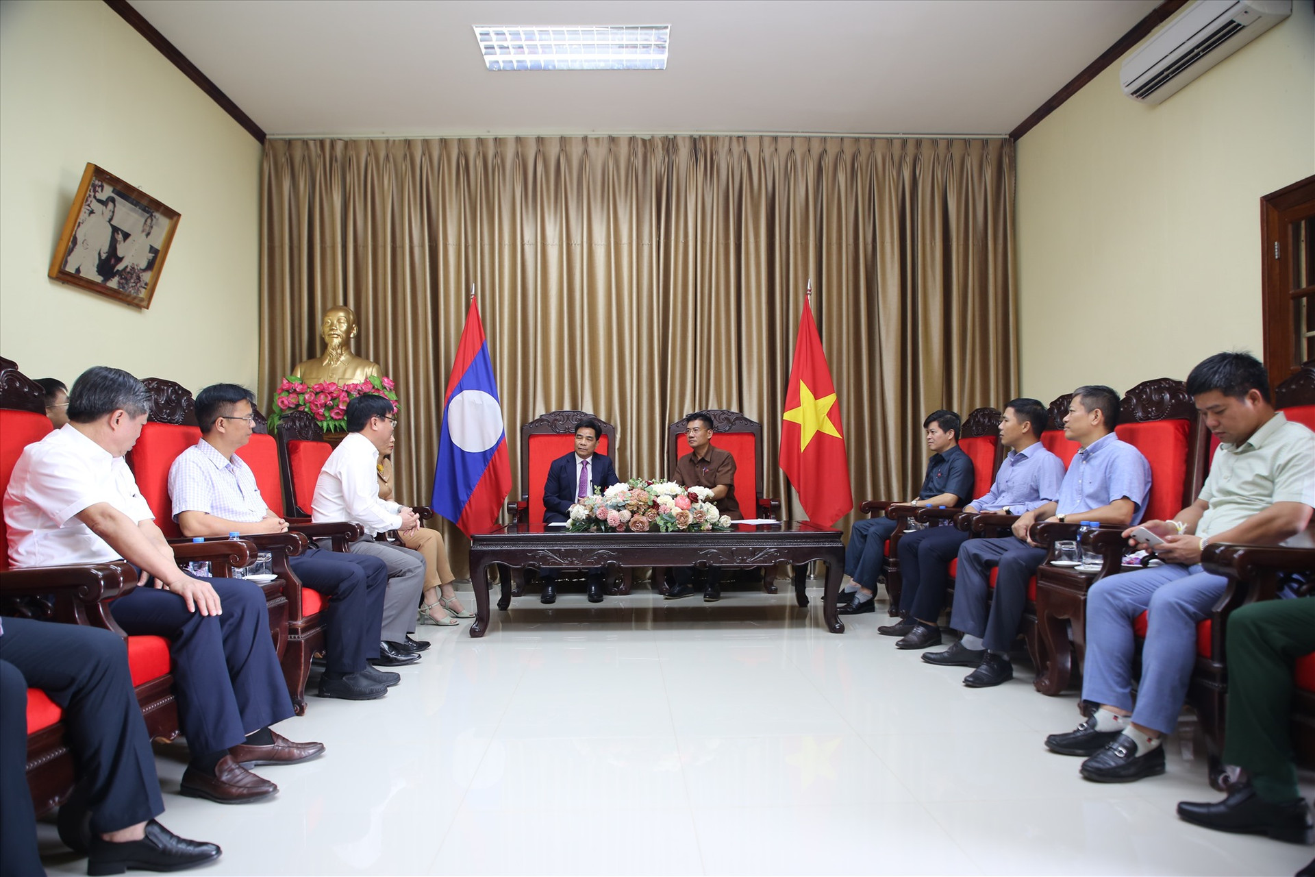 Đoàn đại biểu cấp cao tỉnh Quảng Nam thăm Tổng lãnh sự quán Việt Nam tại Păc Sế (tỉnh Chămpasak, Lào). Ảnh: A.N