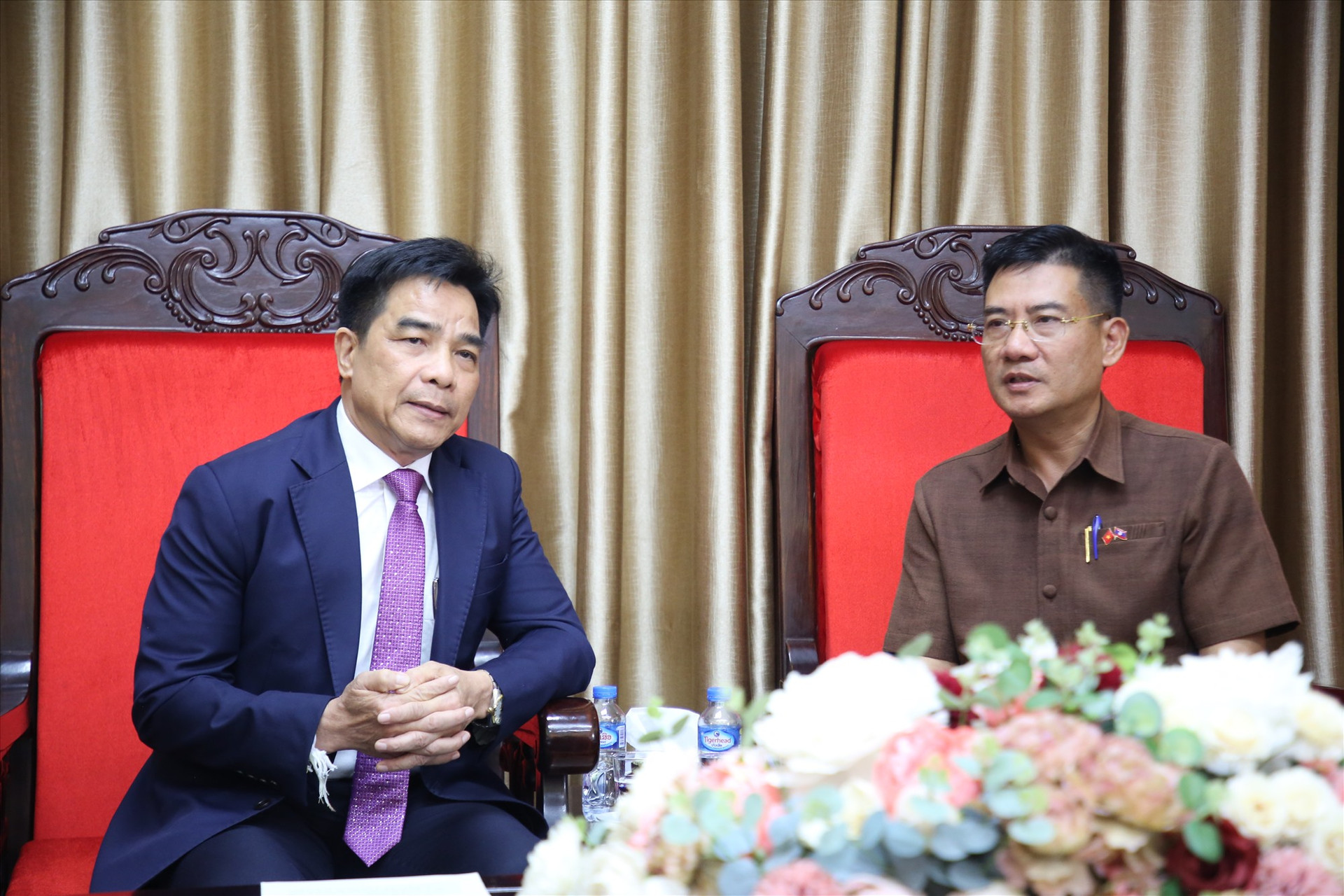 Phó Bí thư Thường trực Tỉnh ủy Lê Văn Dũng (bên trái) trao đổi thông tin với Tổng Lãnh sự Nguyễn Văn Trung. Ảnh: A.N