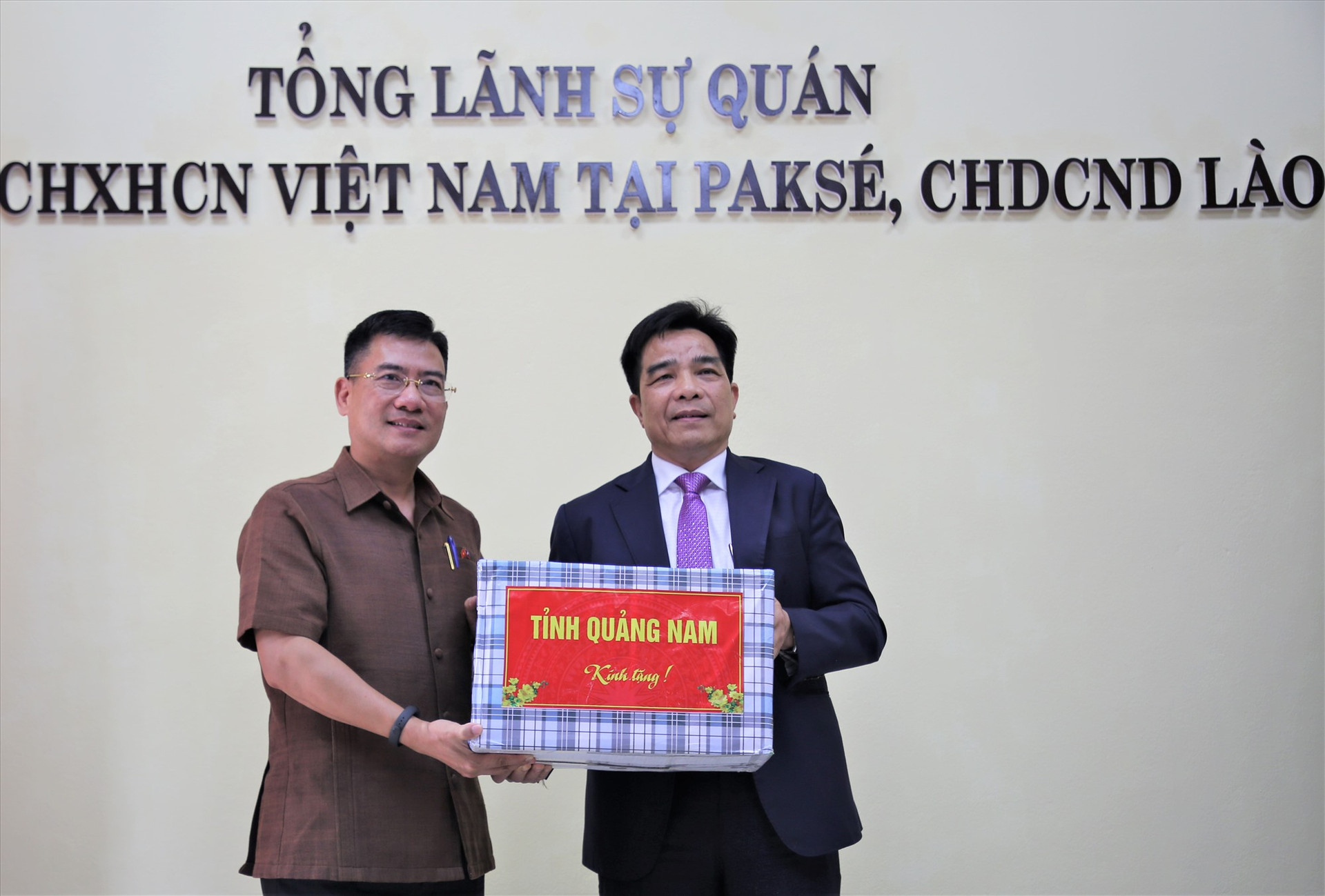 Đồng chí Lê Văn Dũng trao quà động viên cán bộ, nhân viên Tổng Lãnh sự quán Việt Nam tại Păk Sế. Ảnh: A.N