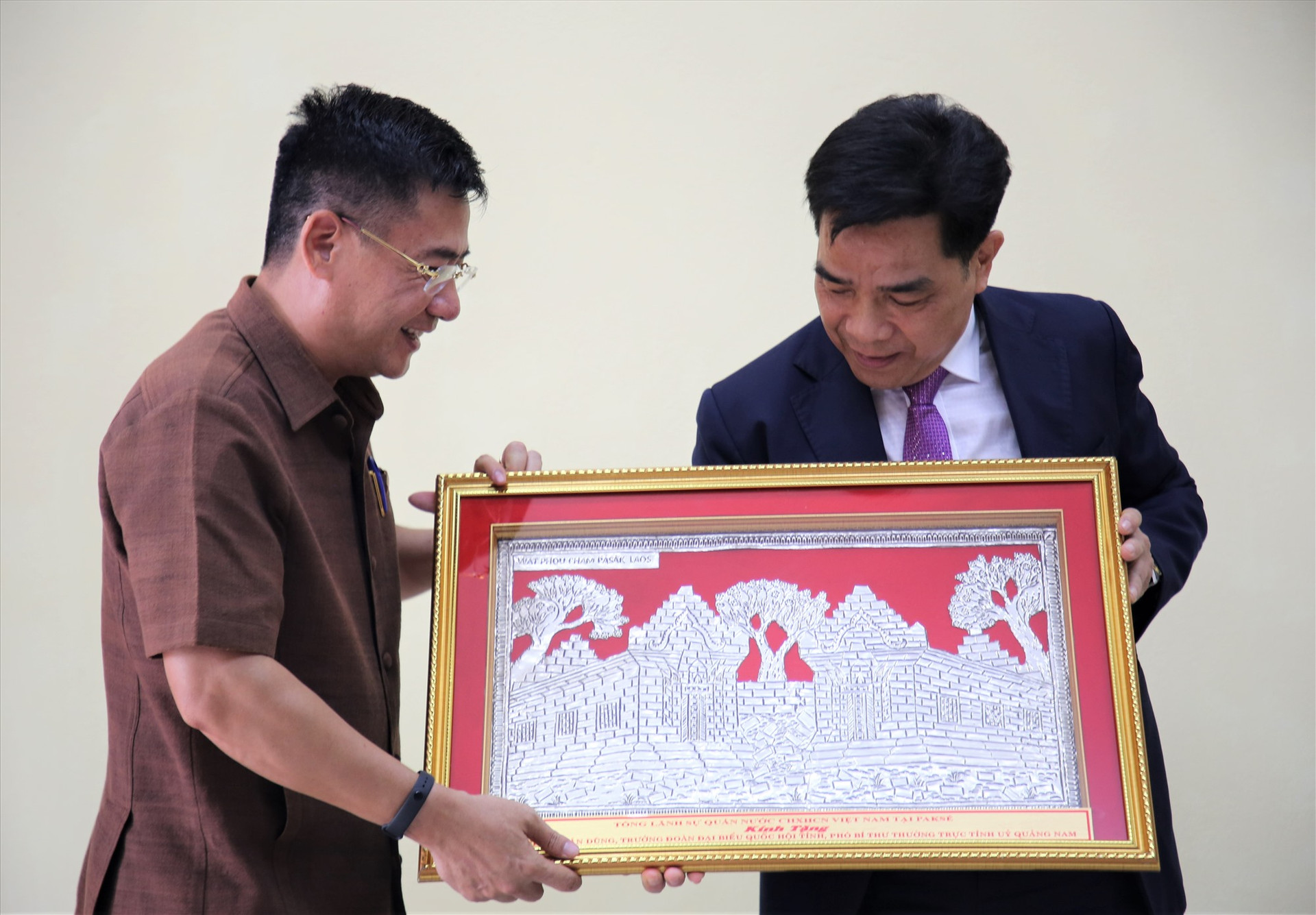 Đồng chí Lê Văn Dũng (phải) nhận món quà từ Tổng Lãnh sự Nguyễn Văn Trung. Ảnh: A.N