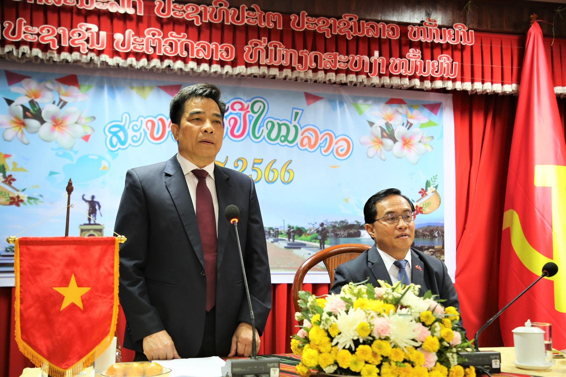 Mr. Le Van Dung (left) speaks at the meeting