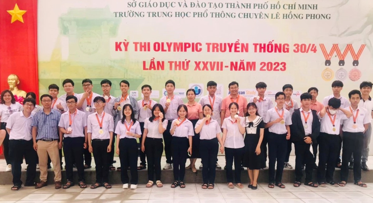 Thầy và trò Trường THPT chuyên Nguyễn Bỉnh Khiêm tại kỳ thi Olympic 30/4 năm 2023. Ảnh: Trường THPT chuyên Nguyễn Bỉnh Khiêm