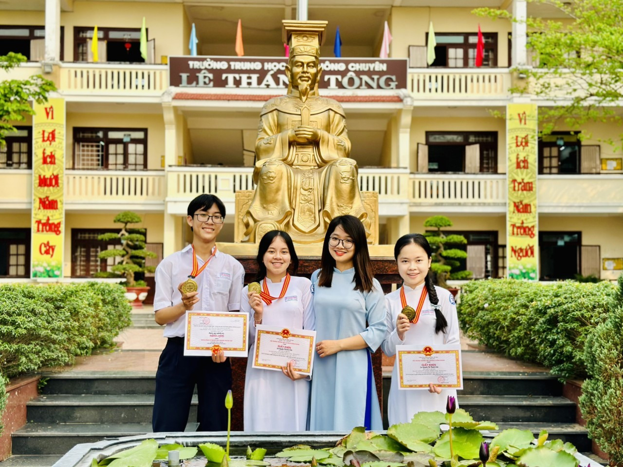 Nguyễn Viết Trường (ngoài cùng) học sinh đoạt Huy chương Vàng và là thí sinh có điểm cao nhất toàn đoàn môn Ngữ văn 10, cùng cô giáo chủ nhiệm và các thành viên đoạt huy chương Vàng ở bộ môn này.
