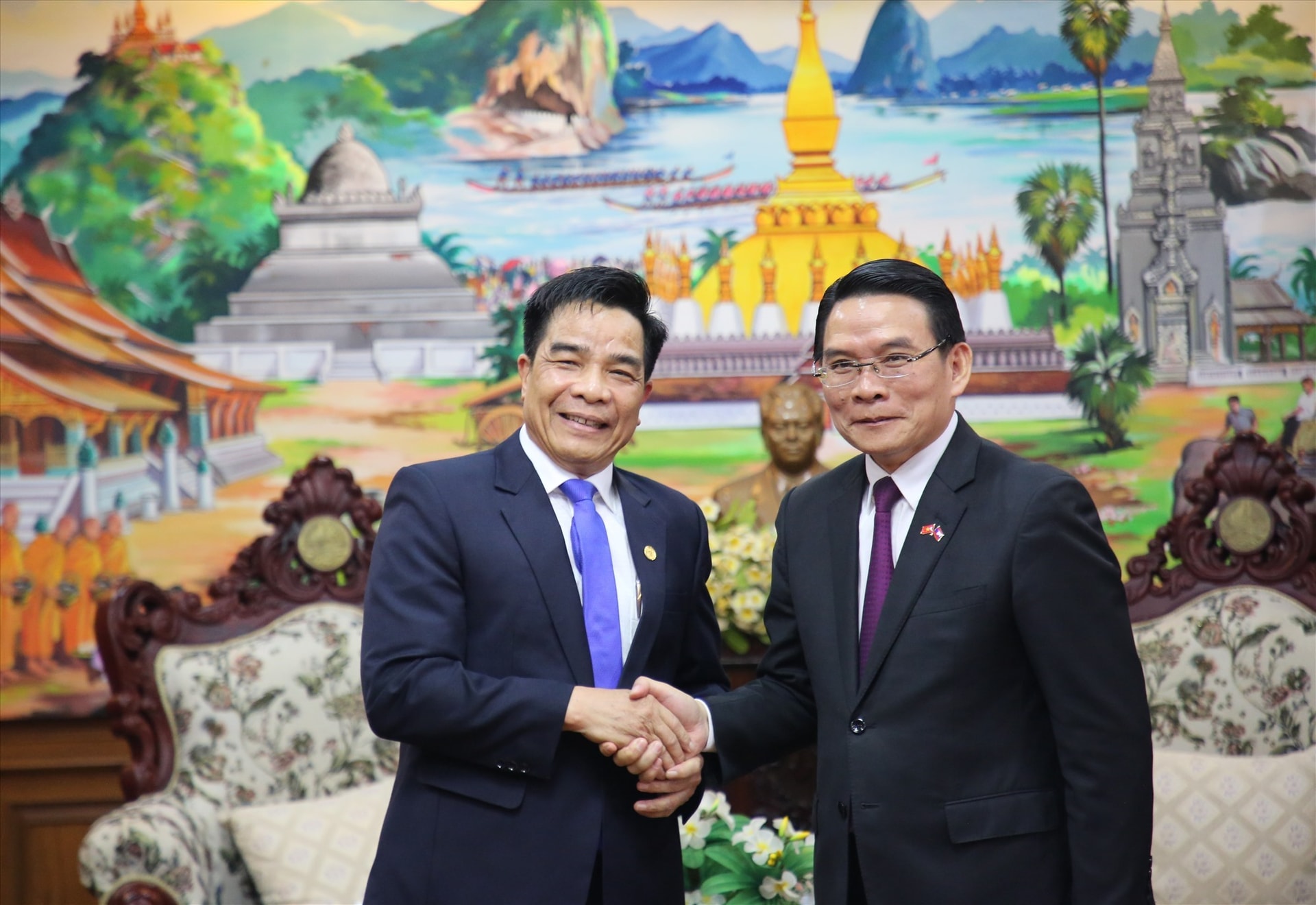 Permanent Deputy Secretary of the Quang Nam Provincial Party Committee Le Van Dung (left) and Secretary of the Provincial Party Committee, Governor of Champasak province Vilayvong Butdakham.