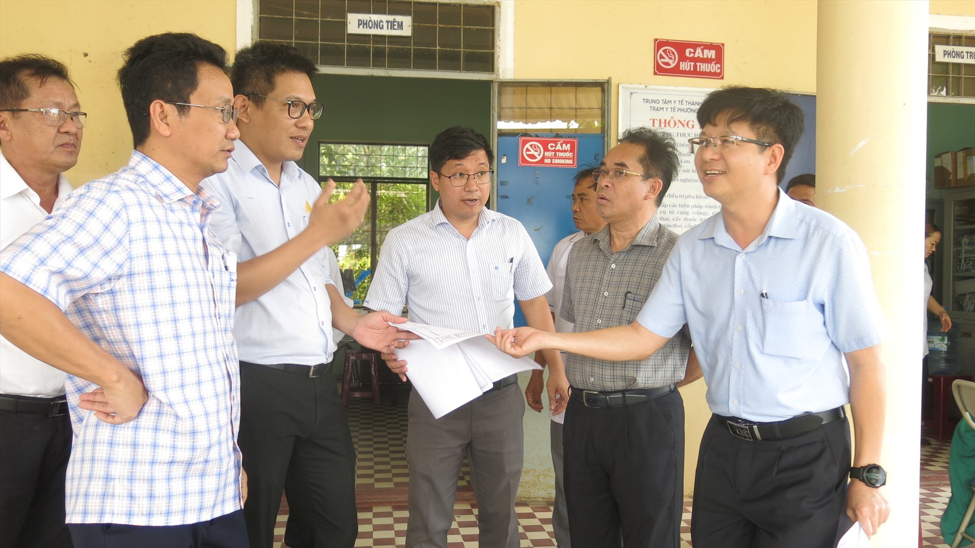 Phó Chủ tịch UBND tỉnh Trần Anh Tuấn trao đổi với các sở, ban, ngành và địa phương có dự án thụ hưởng Ảnh TD