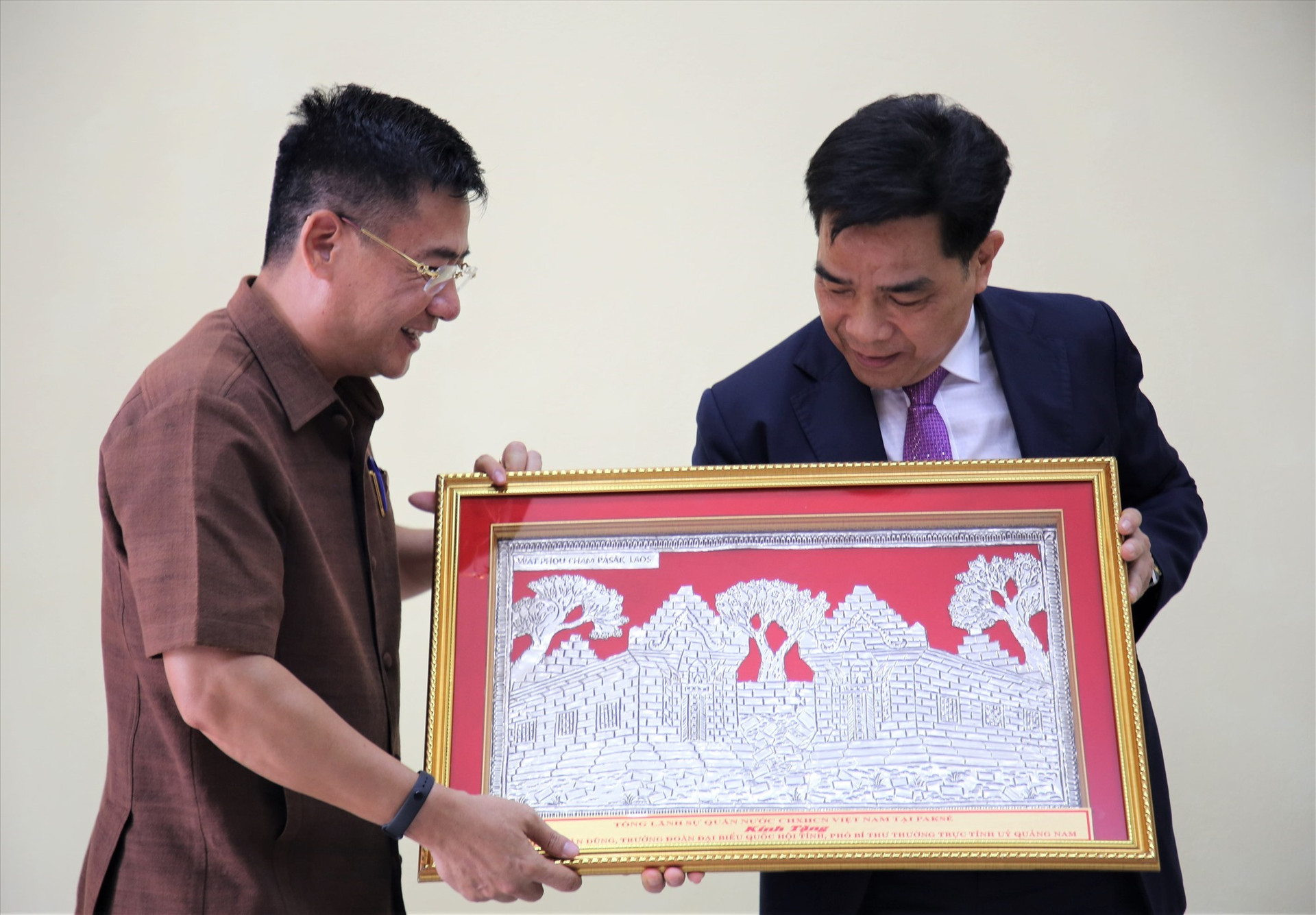 Mr. Dung offers a gift to Mr. Trung