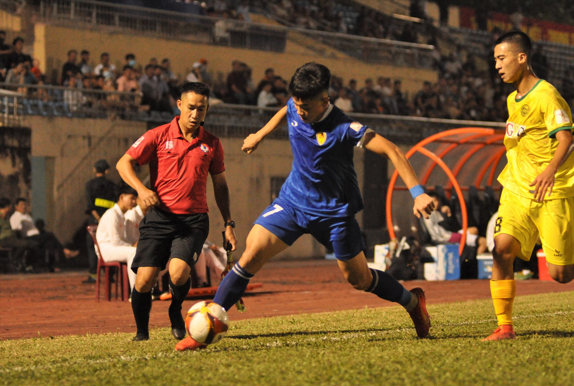 Cầu thủ trẻ Đình Bắc (áo xanh) của Quảng Nam thi đấu khá xông xáo. Ảnh: A.S