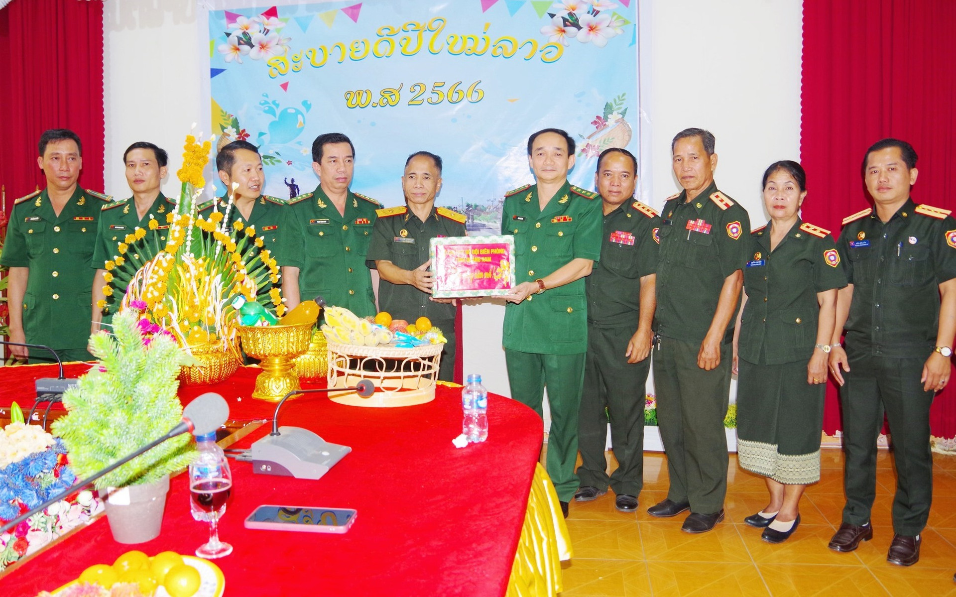 Thượng tá Phan Văn Thí tặng quà, chúc tết Bunpimay Bộ chỉ huy Quân sự tỉnh Sê Kông (Lào). Ảnh: HỒNG ANH