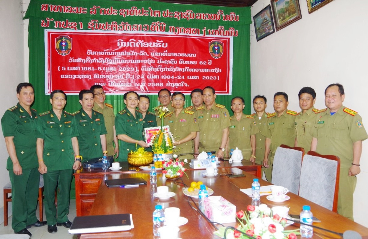 Đoàn công tác Bộ chỉ huy BĐBP tỉnh Quảng Nam thăm, chúc tết công an tỉnh Sê Kông ( Lào). Ảnh: HỒNG ANH