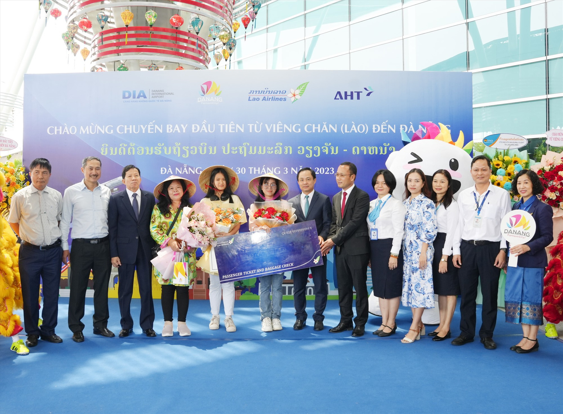 Hoạt động chào mừng chuyến bay đầu tiên từ Viêng Chăn (Lào) đến Đà Nẵng vào tháng 3/2023. Ảnh: T.BÌNH
