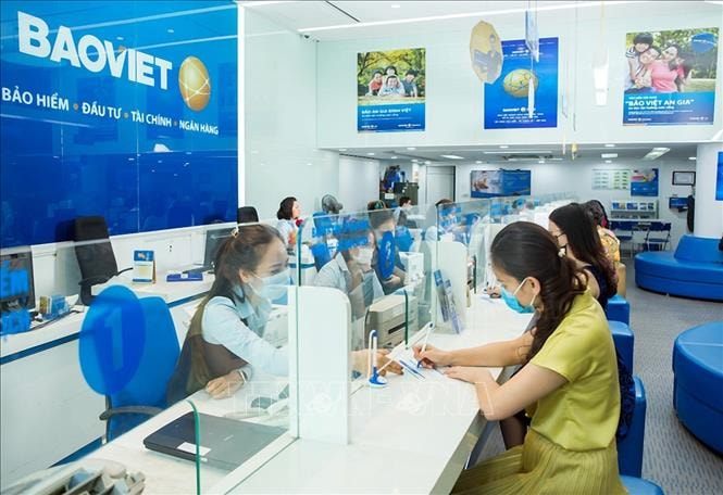 Khách hàng giao dịch tại Bảo Việt Nhân thọ. Ảnh: Trần Việt/TTXVN