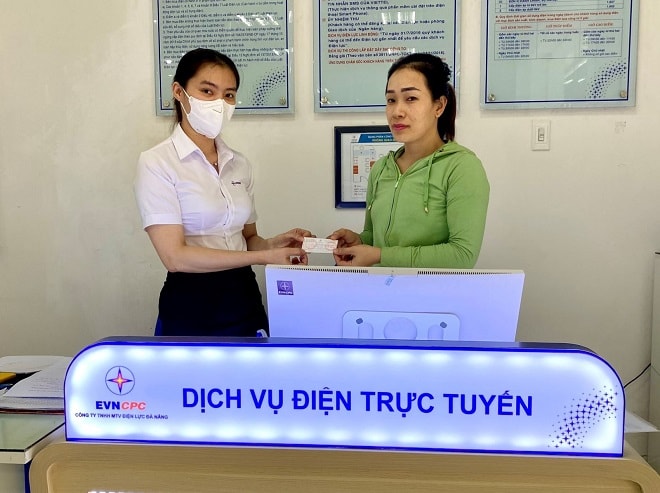 Điện lực Hải Châu tặng phiếu quà tặng tri ân khách hàng lần đầu trải nghiệm quầy dịch vụ điện trực tuyến.