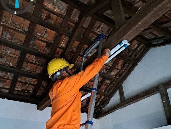 Điện lực Cẩm Lệ sửa chữa, thay thế bóng đèn cho hộ gia đình khó khăn.