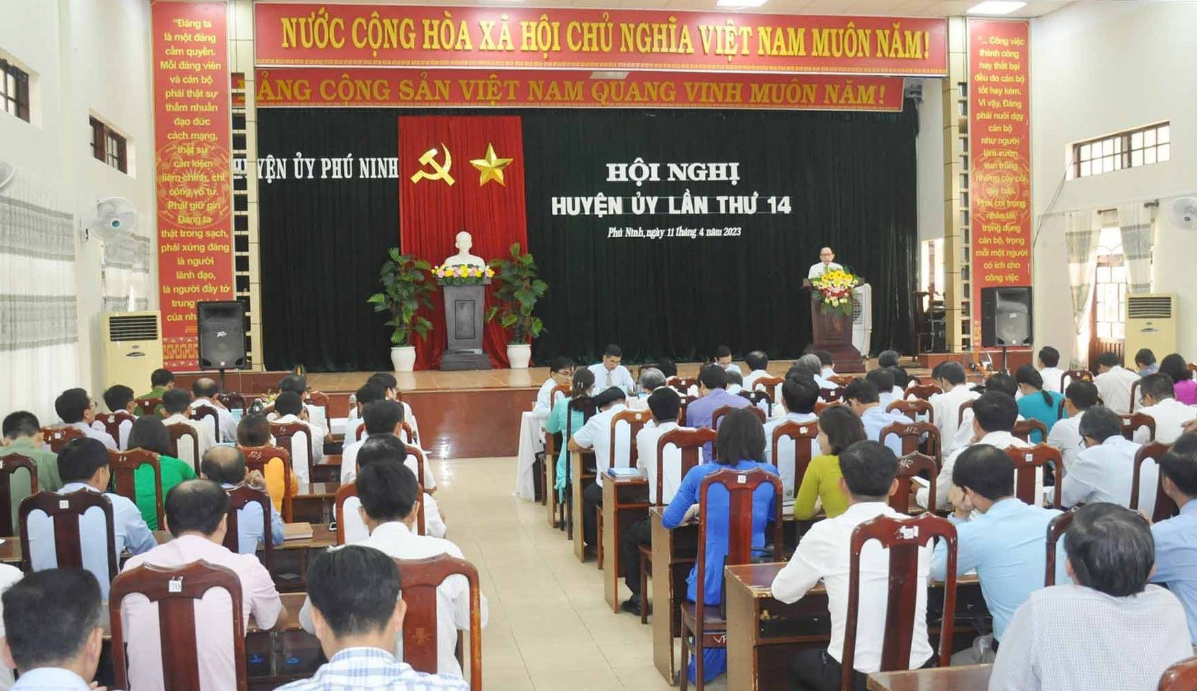 Quang cảnh hội nghị Huyện ủy Phú Ninh lần thứ 14 diễn ra sáng nay 11/4. Ảnh: N.Đ