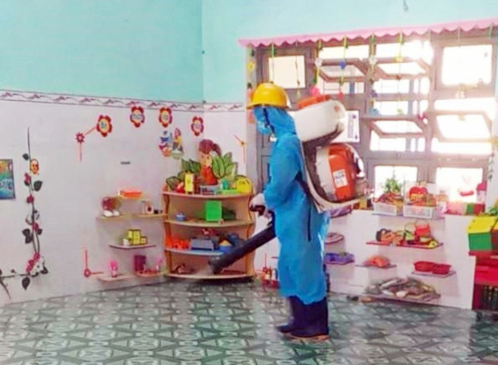 Cán bộ Y tế huyện Quế Sơn phun thuốc sát khuẩn tại các trường học có trẻ mắc thủy đậu.