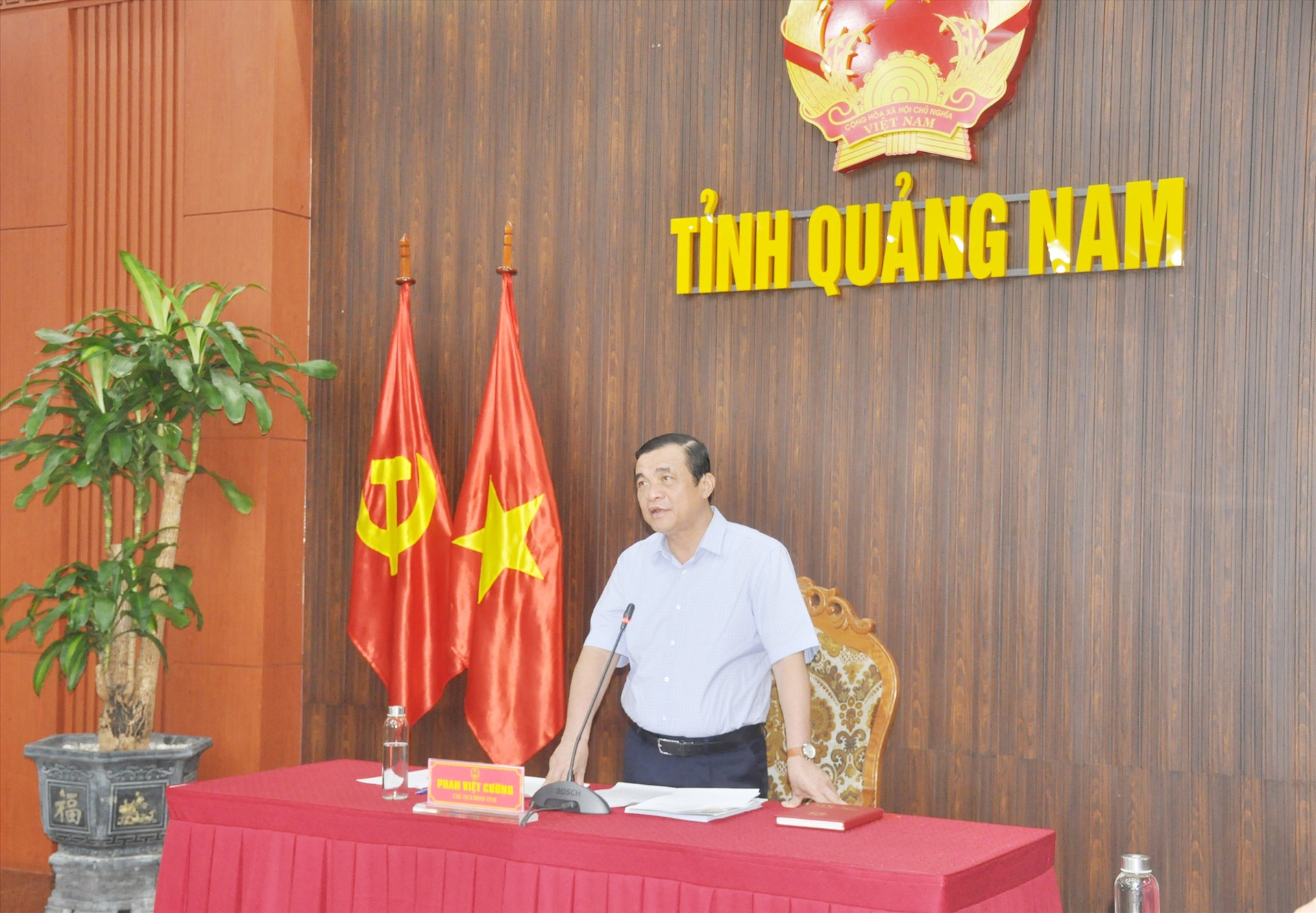 Chủ tịch HĐND tỉnh Phan Việt Cường gợi ý thảo luận tại phiên họp. Ảnh: N.Đ