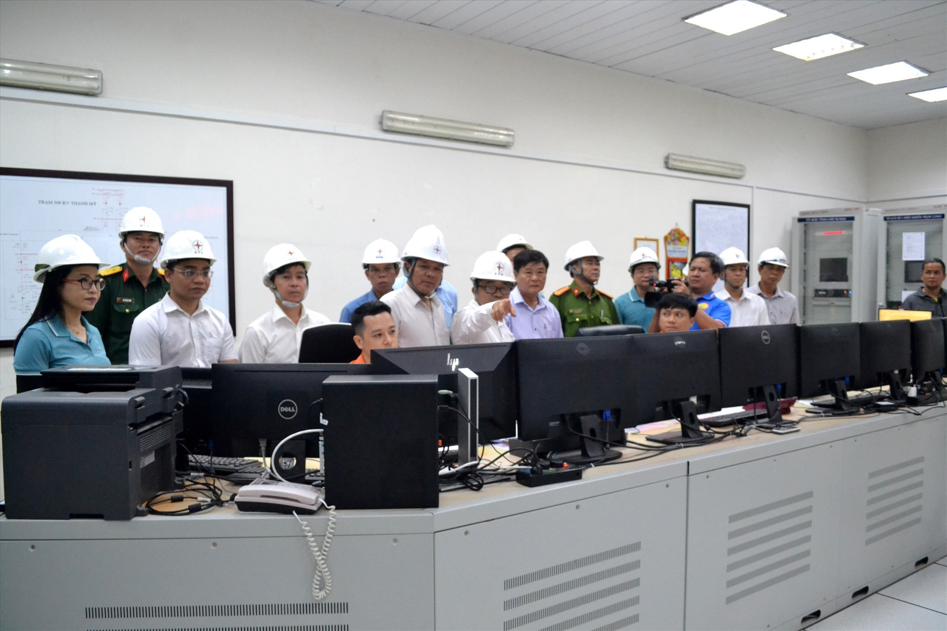 Đoàn công tác của huyện Nam Giang kiểm tra vận hành nhà máy thủy điện Sông Bung 4. Ảnh: Q.VIỆT