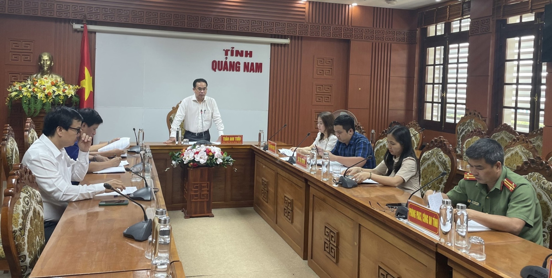 Phó Chủ tịch UBND tỉnh Trần Anh Tuấn yêu cầu Hội Đông y làm việc với đơn vị tài trợ. Ảnh: L.Q