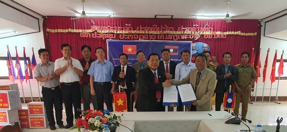 Hai huyện Tây Giang-Đắc Chưng đã tiến hành ký kết Biên bản ghi nhớ hợp tác năm 2023. Ảnh VP HU
