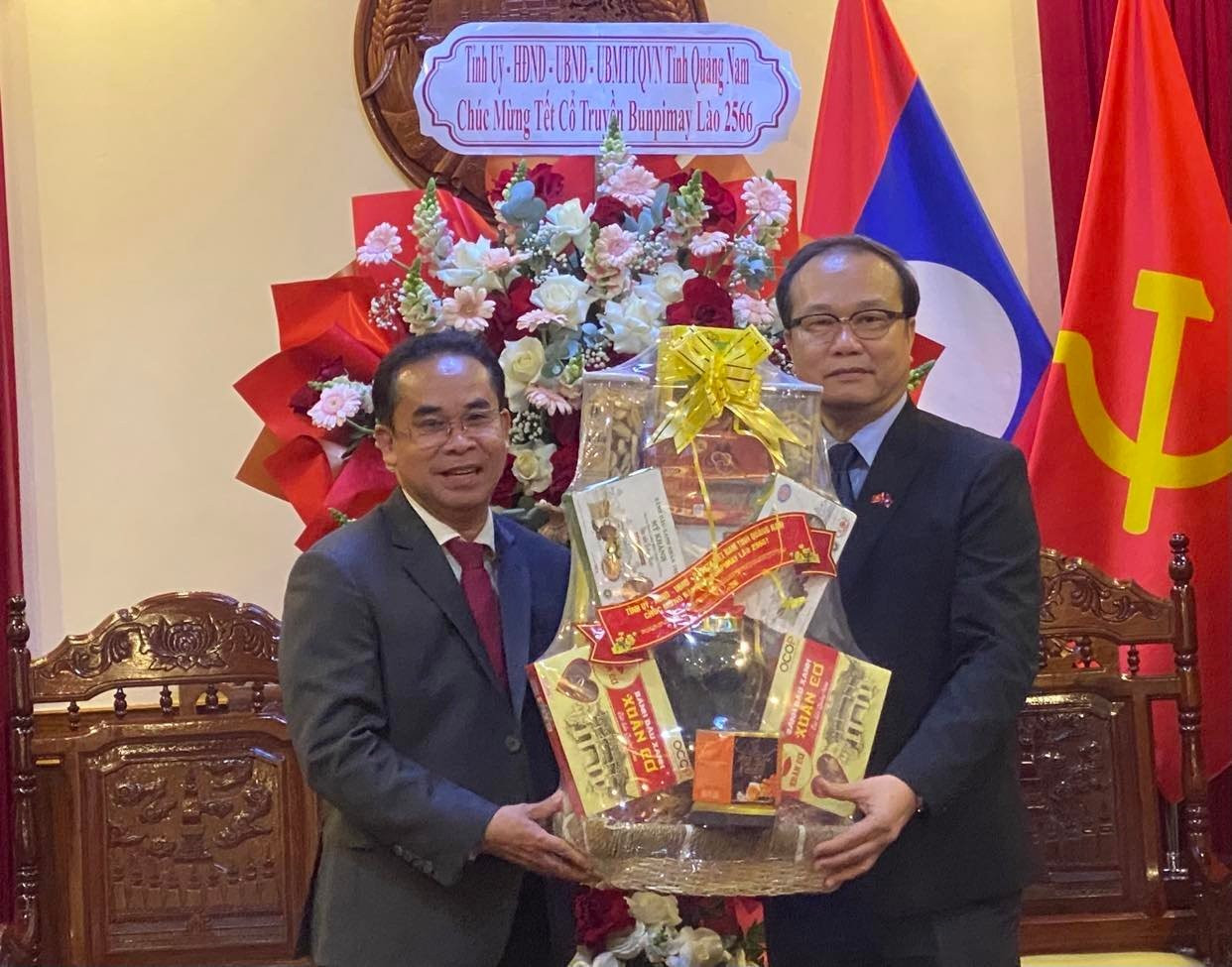 Phó Chủ tịch UBND tỉnh Trần Anh Tuấn tặng quà cho Tổng lãnh sự quán Lào tại TP.Đà  Nẵng. Ảnh: K.L