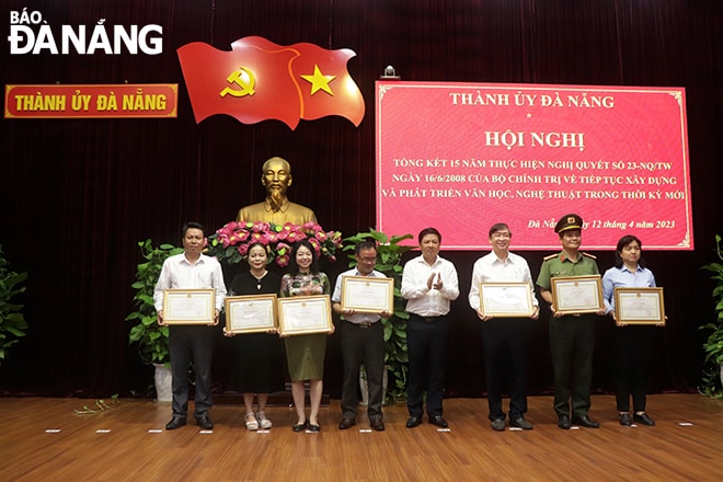 Ủy viên dự khuyết Trung ương Đảng, Phó Bí thư Thường trực Thành ủy, Chủ tịch HĐND thành phố Lương Nguyễn Minh Triết (thứ 4, từ phải sang) trao bằng khen cho các tập thể đạt thành tích xuất sắc trong thực hiện Nghị quyết số 23-NQ/TW. Ảnh: X.D