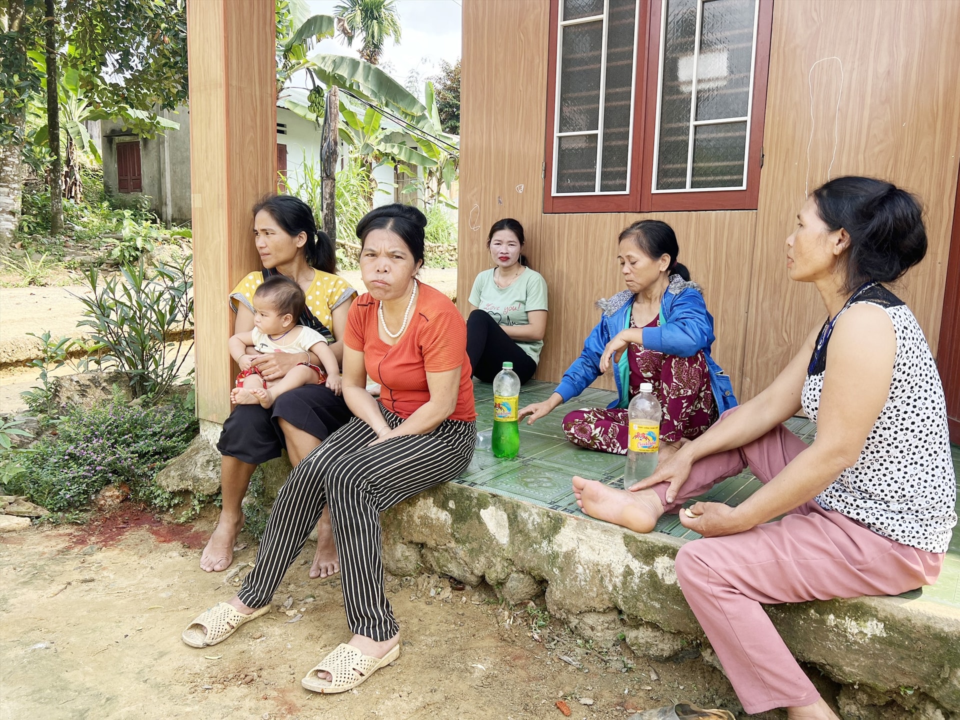 Vì kiêng cử khi trong làng có người chết nên những người phụ nữ này không ra khỏi làng. Ảnh: Tấn Sỹ