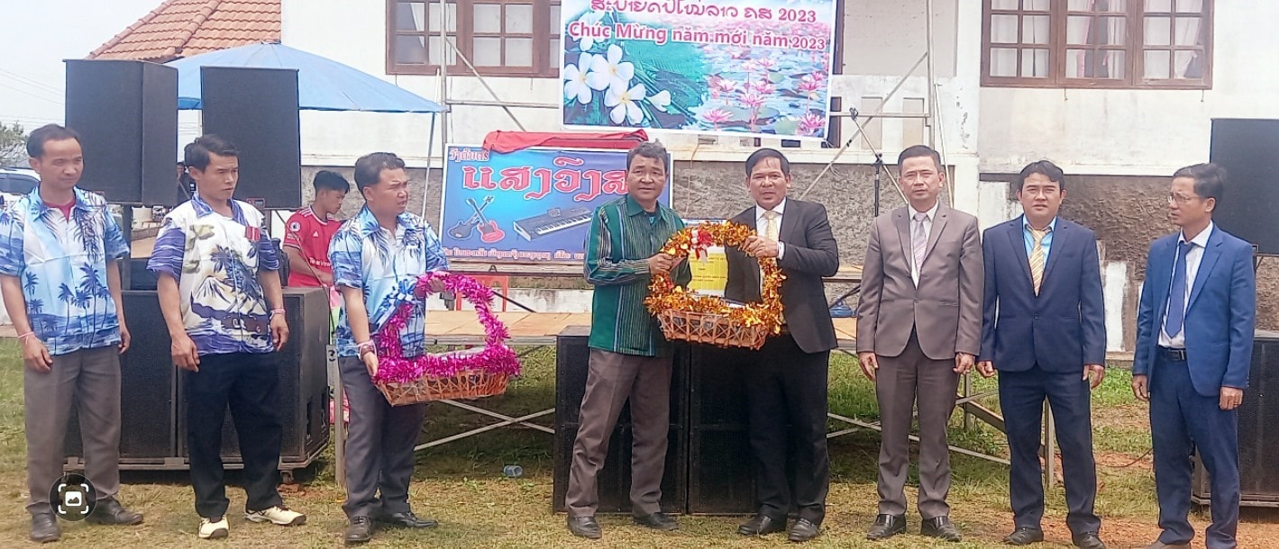 Nam Giang delegation and representatives of Dak Cheung district