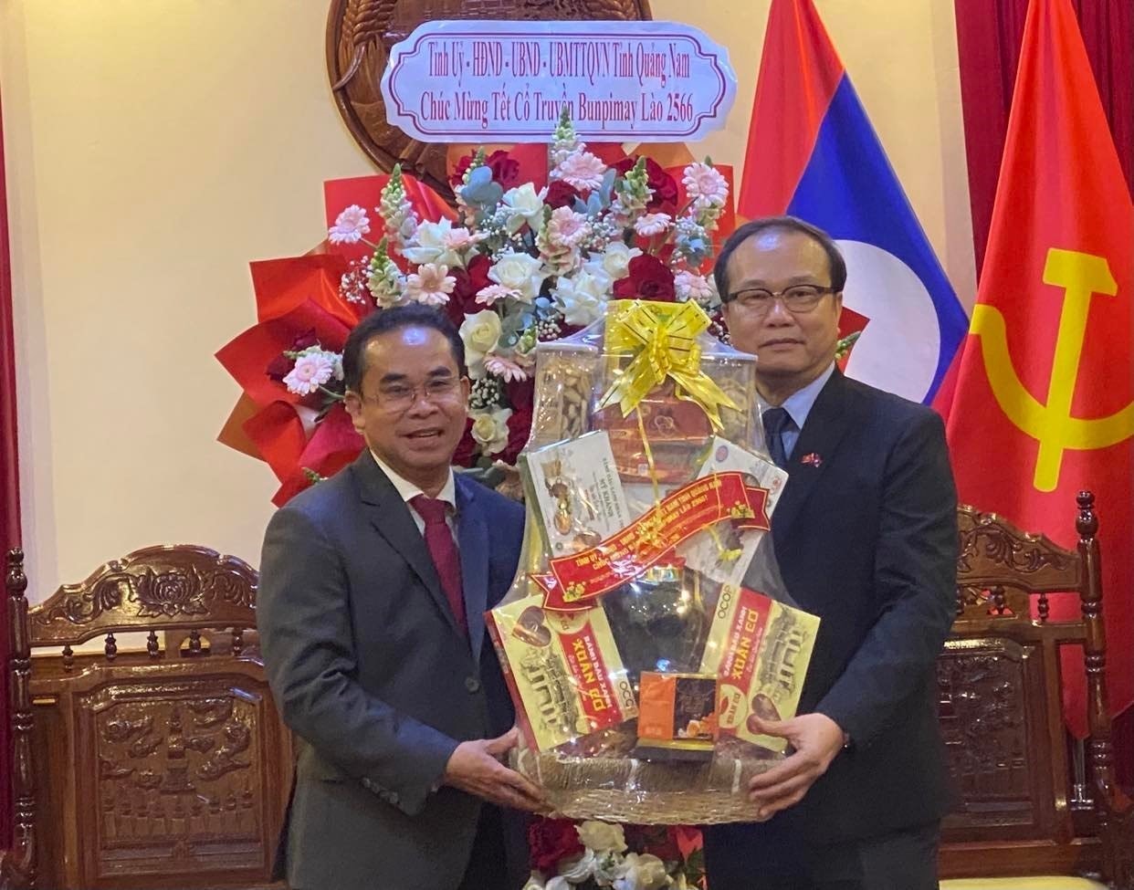 Vice Chairman Tran Anh Tuan (left) and Consul General of Laos in Da Nang Souphanh Hadaoheuang