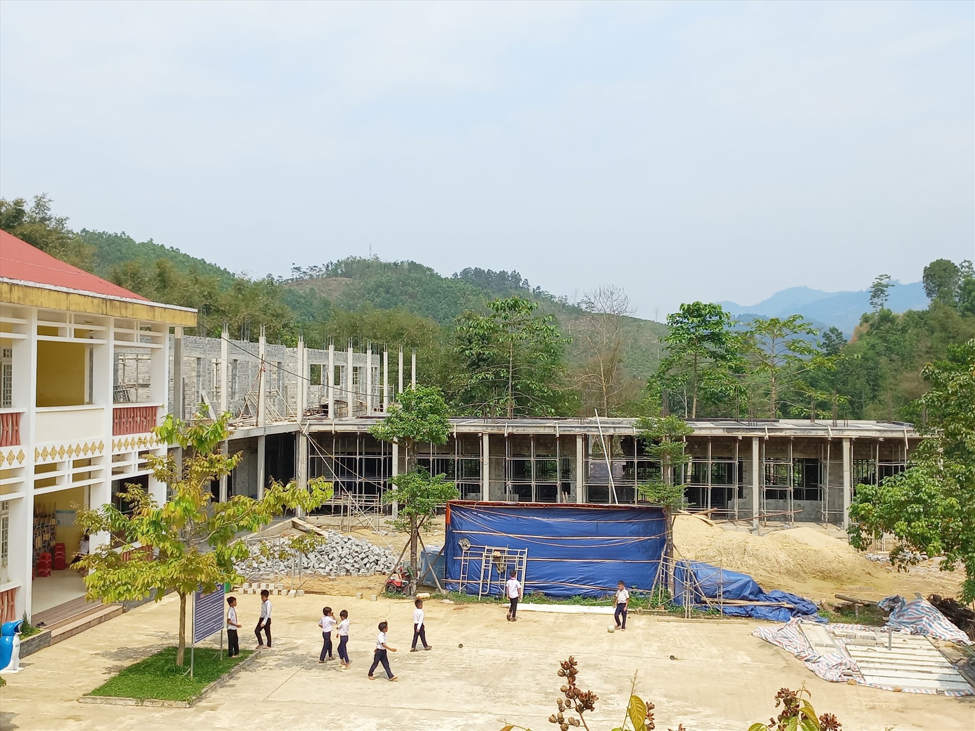 Đông Giang đang xây dựng bổ sung một số hạng mục tại Trường Tiểu học Jơ Ngây để phấn đấu đạt chuẩn quốc gia mức độ 1. Ảnh: C.T