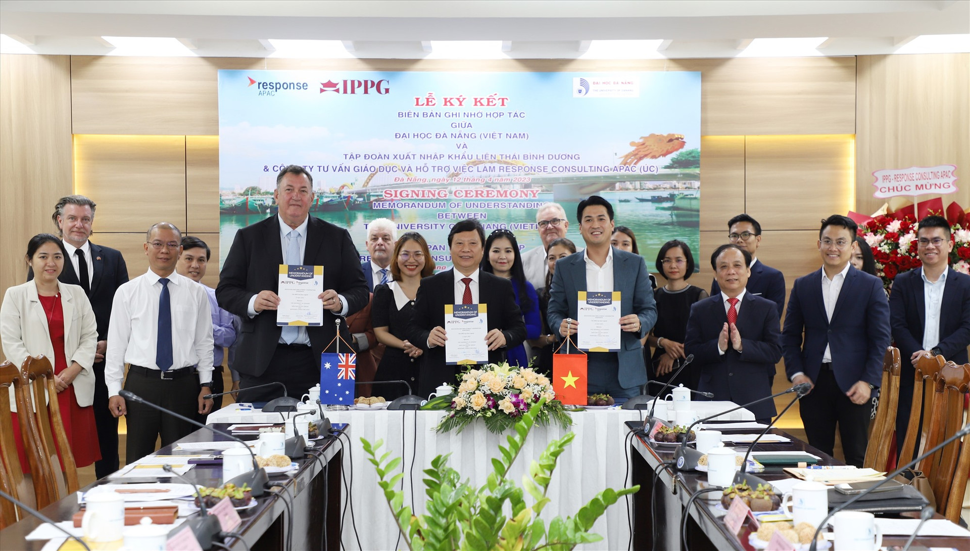 Lãnh đạo Đại học Đà Nẵng cùng đại diên Tập đoàn IPPG và Công ty APAC, Úc ký Biên bản hợp tác tại Đà Nẵng sáng 12/4/2023. Ảnh XL