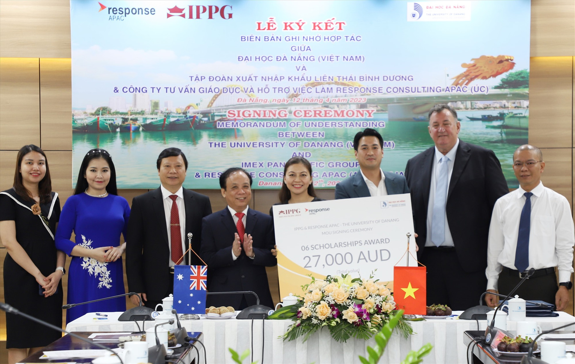 Đại diên Tập đoàn IPPG và Công ty APAC trao tượng trưng học bổng tỷij giá 27 nghìn đô la Úc cho sinh viên Đại học Đà Nẵng. Ảnh XL
