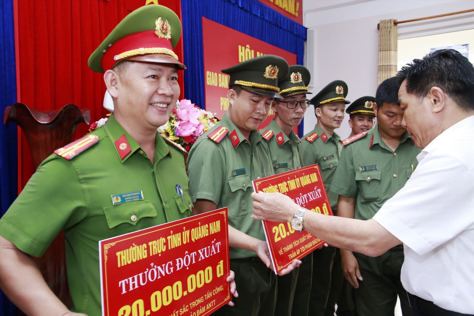 Phó Bí thư Thường trực Tỉnh ủy Lê Văn Dũng khen thưởng cho các đơn vị trong chuyên án. Ảnh: T.C