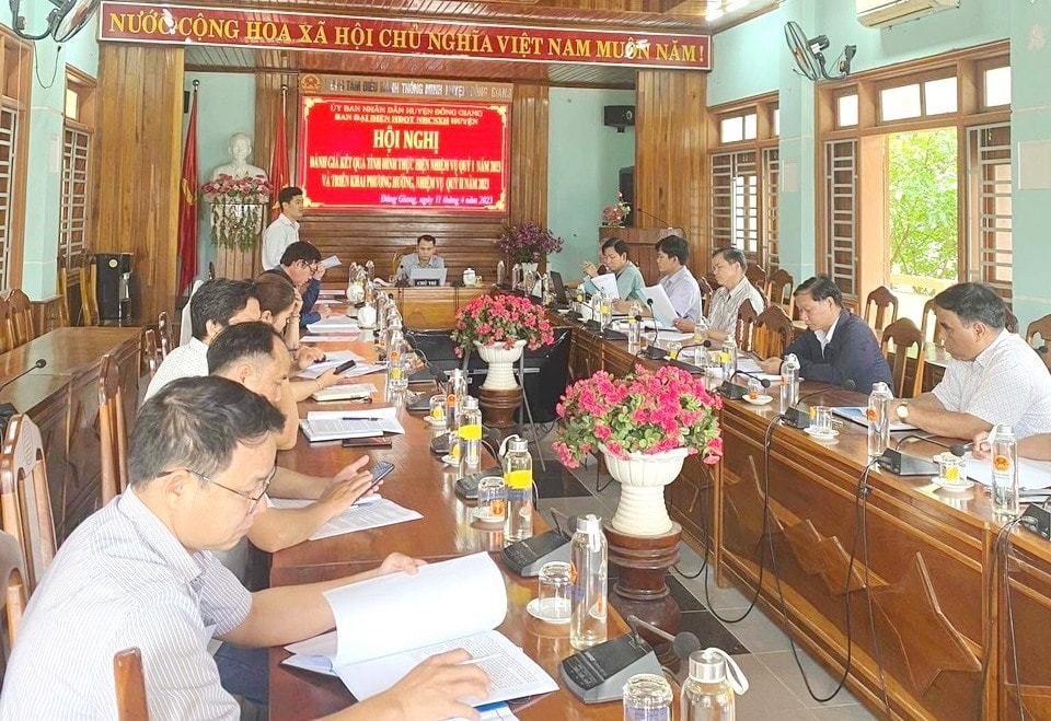 Ban đại diện HĐQT Ngân hàng CSXH huyện Đông Giang triển khai nhiệm vụ quý II/2023. Ảnh: KK