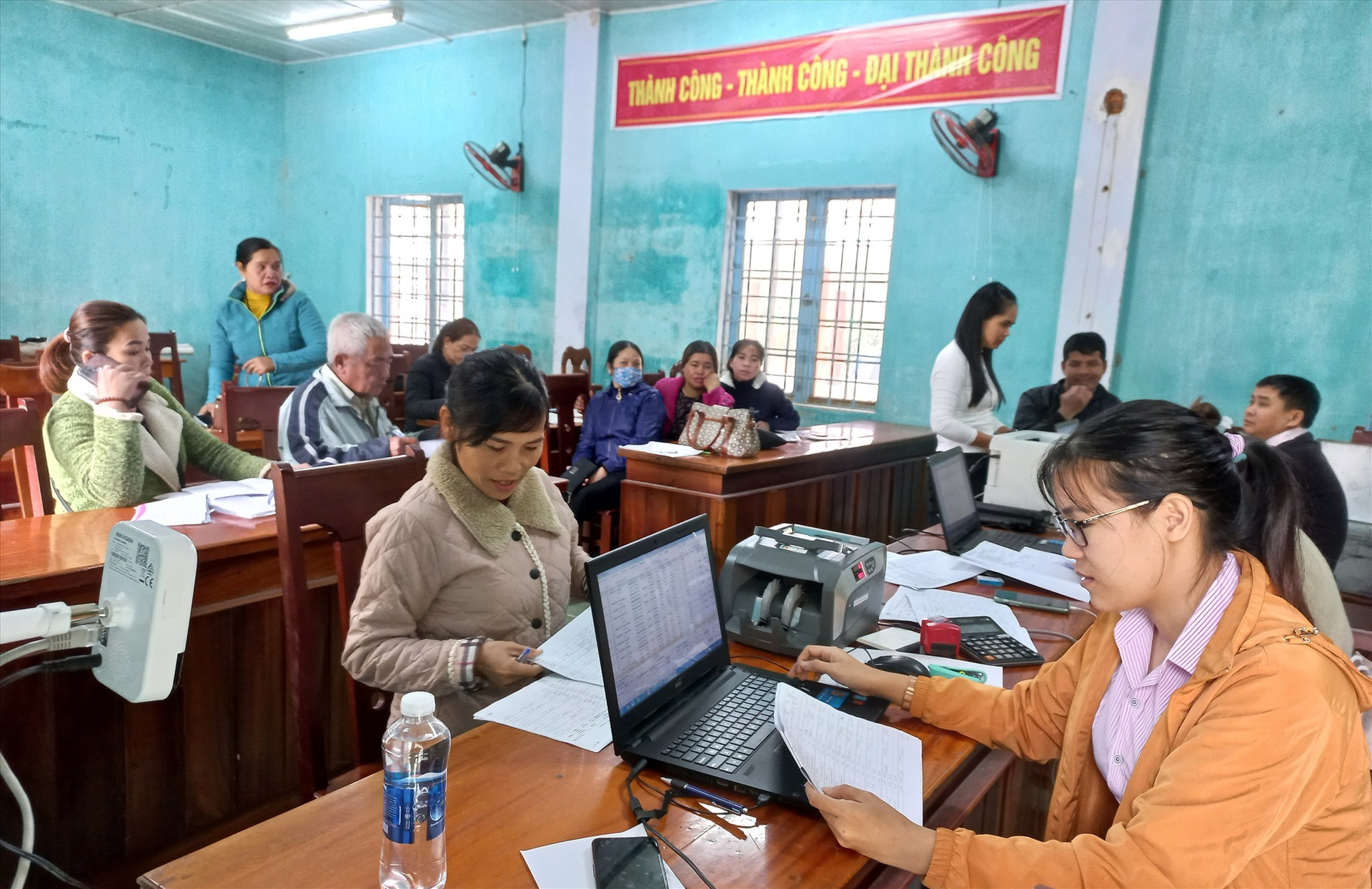 Phòng Giao dịch Ngân hàng CSXH huyện Đông Giang tiến hành giao dịch đến trụ sở cấp xã. Ảnh: CT