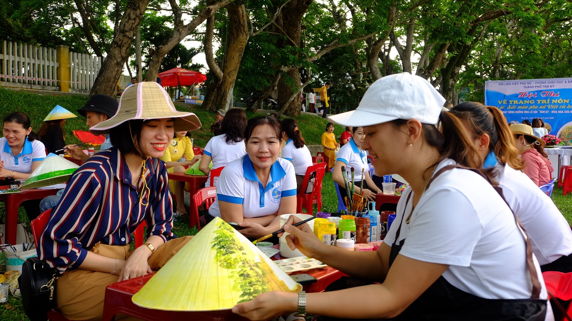 Các đội thi đang hào hứng trang trí cho chiếc nón lá. Ảnh: M.L