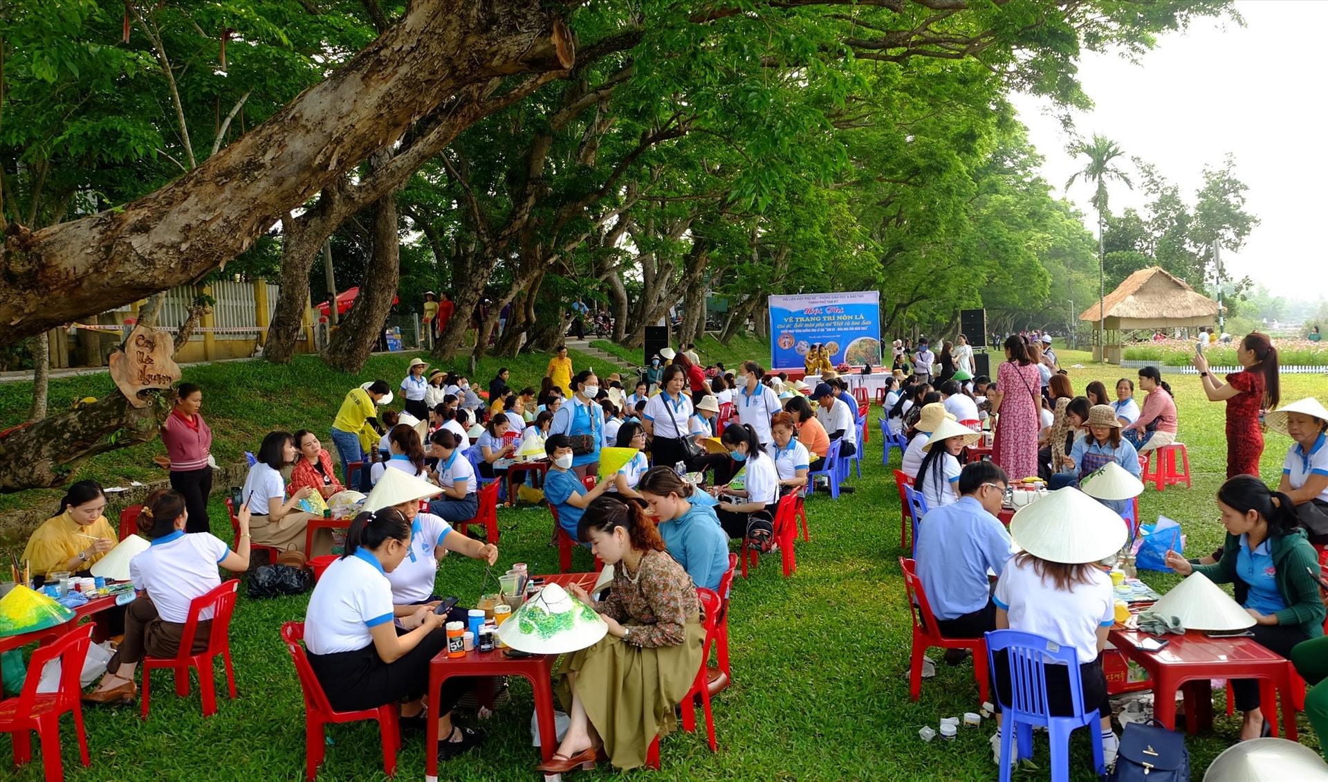 Hội thi trang trí nón lá thu hút đông đảo hội viên phụ nữ tham gia. Ảnh: M.L