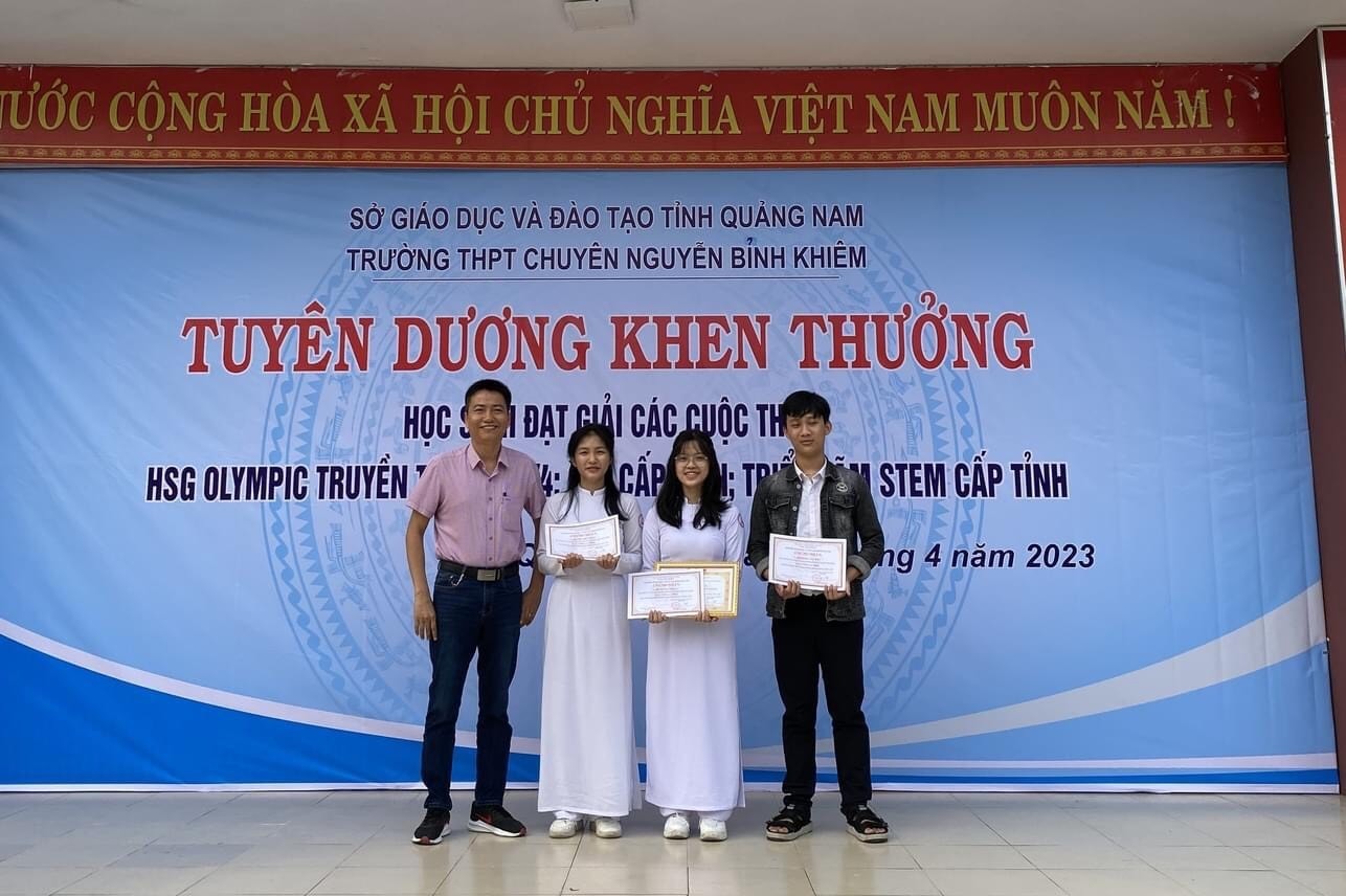 Học sinh đoạt giải trong kỳ thi học sinh giỏi THPT cấp tỉnh sẽ được hưởng chính sách học bổng khuyến khích học tập. Trong ảnh: Trường THPT chuyên Nguyễn Bỉnh Khiêm tuyên dương khen thưởng học sinh đoạt giải các cuộc thi (ảnh minh họa).