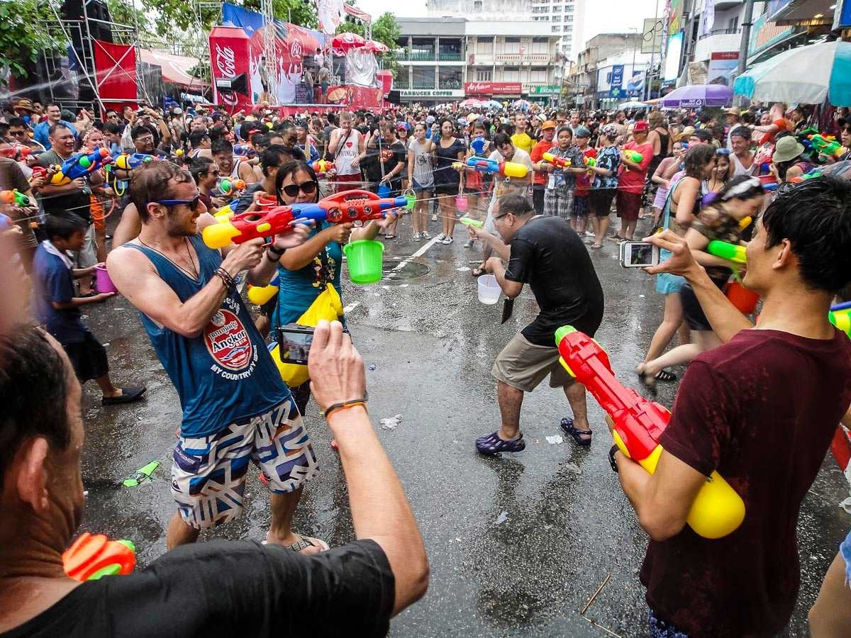 Lễ hội té nước Songkran năm nay trở lại hoành tráng trên 5 vùng miền của Thái Lan. Ảnh: Holidify